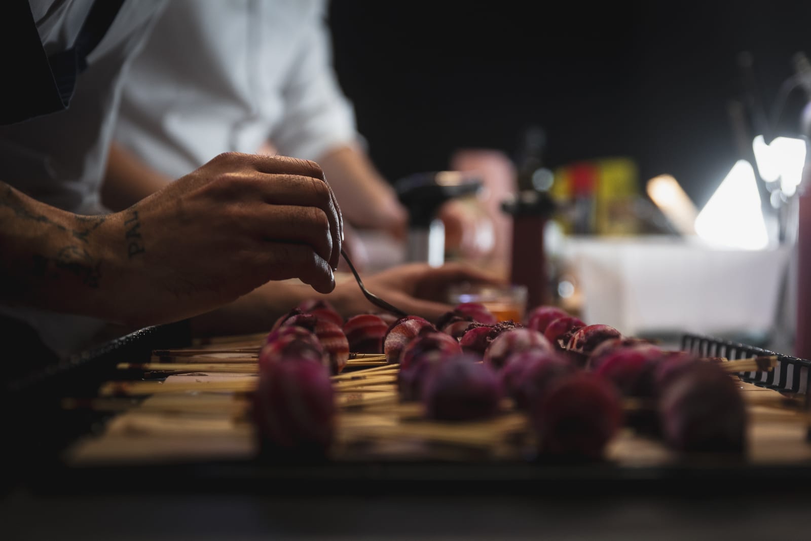 Chef préparant des pièces finger food pour un buffet événementiel — Hestia Expérience Paris
