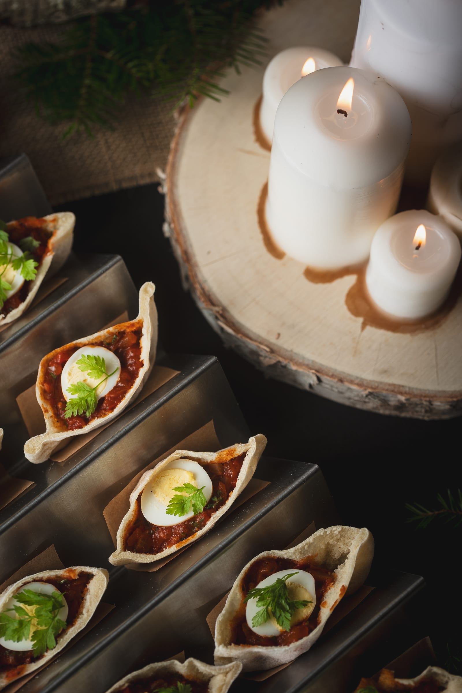 Mise en scène soignée — bouchées et bougies, dîner privé Hestia Expérience