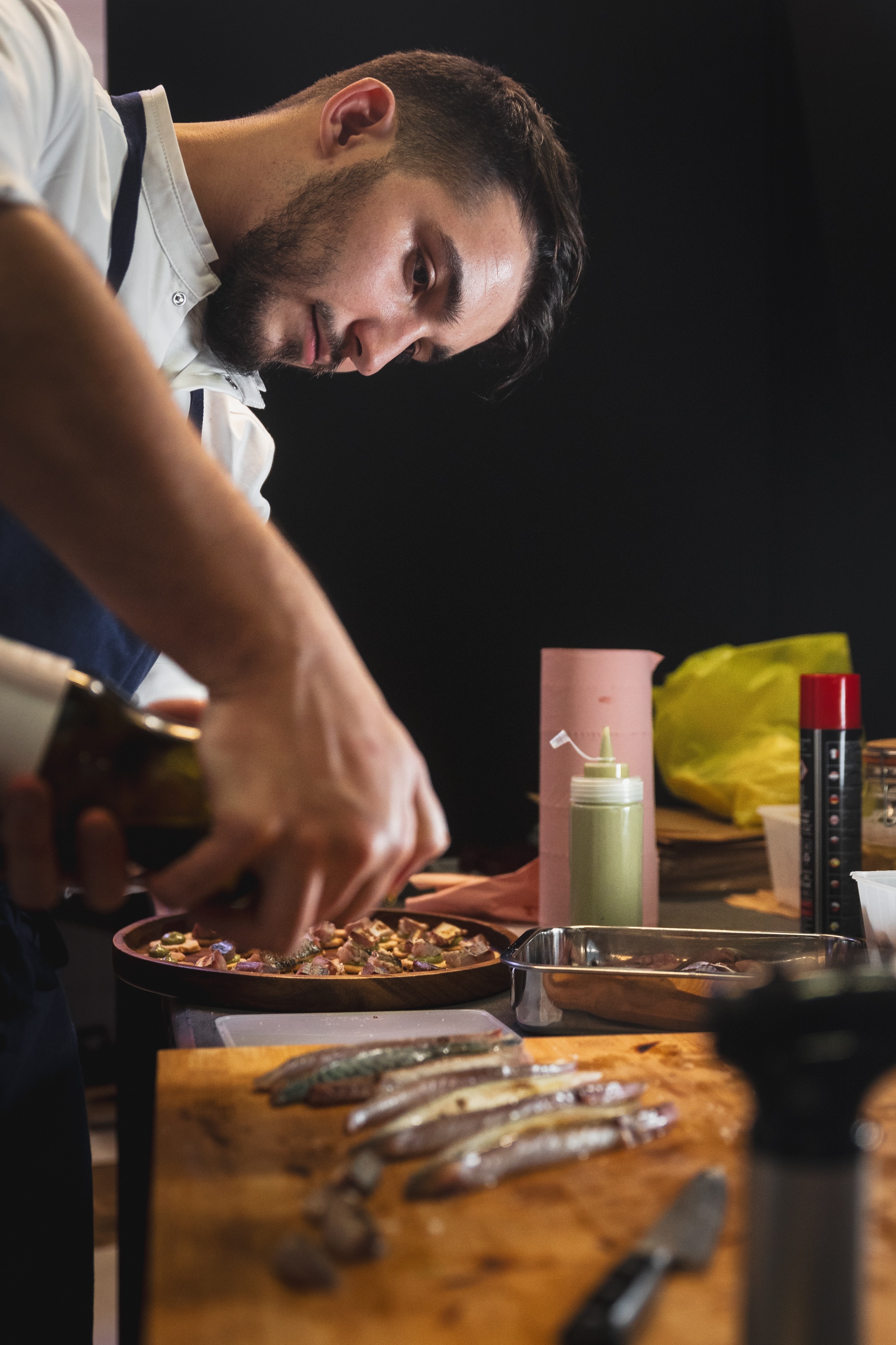 Geste du chef — dressage minutieux d'un plat en cuisine