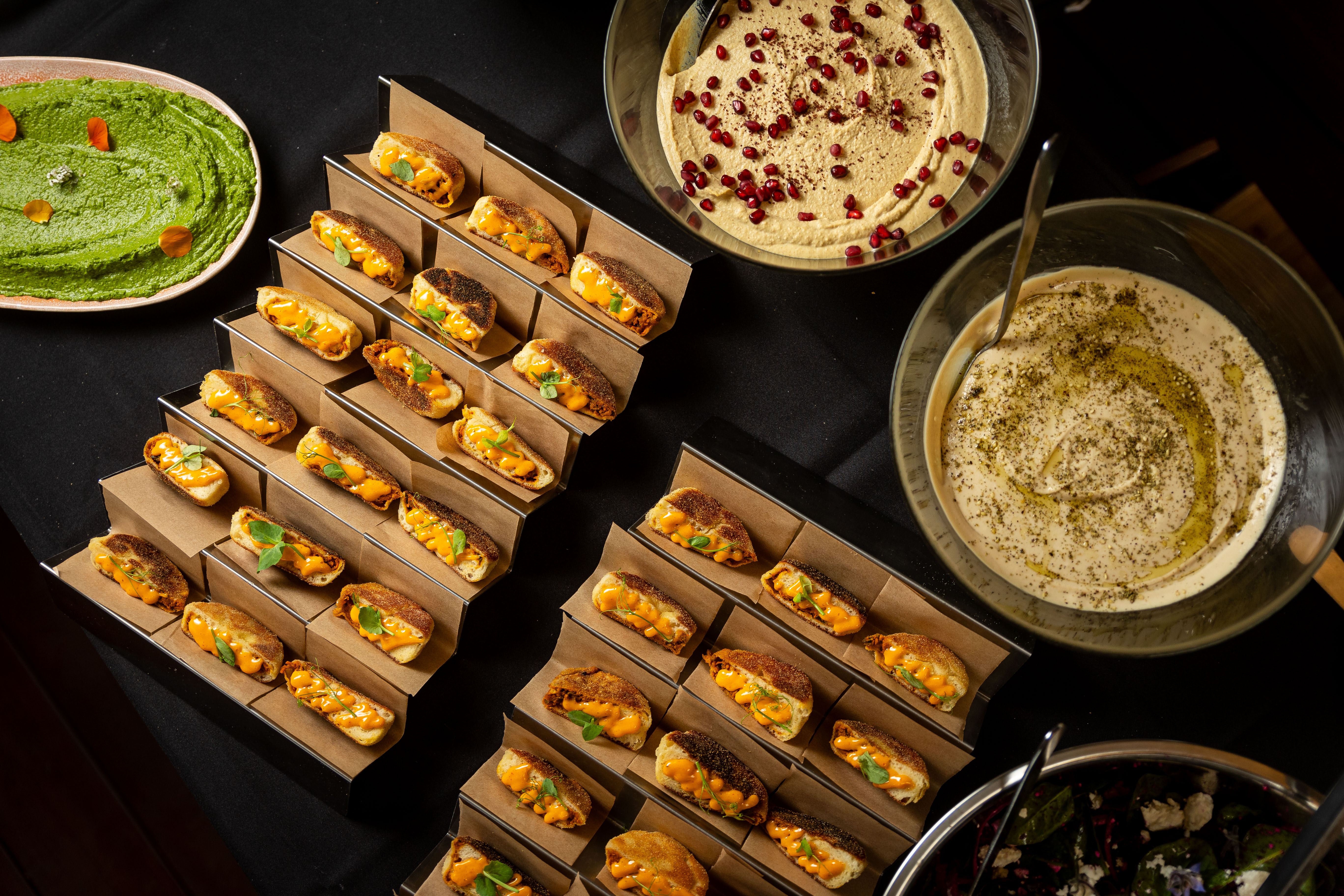 Buffet de mises en bouche — tartines, houmous et dips maison Hestia